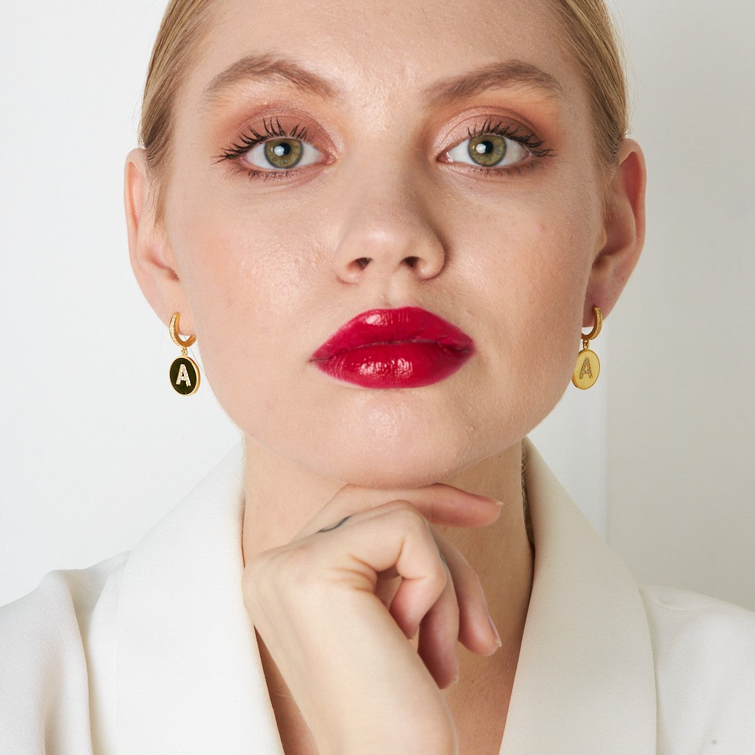 Ohrringe mit steinen und buchstaben