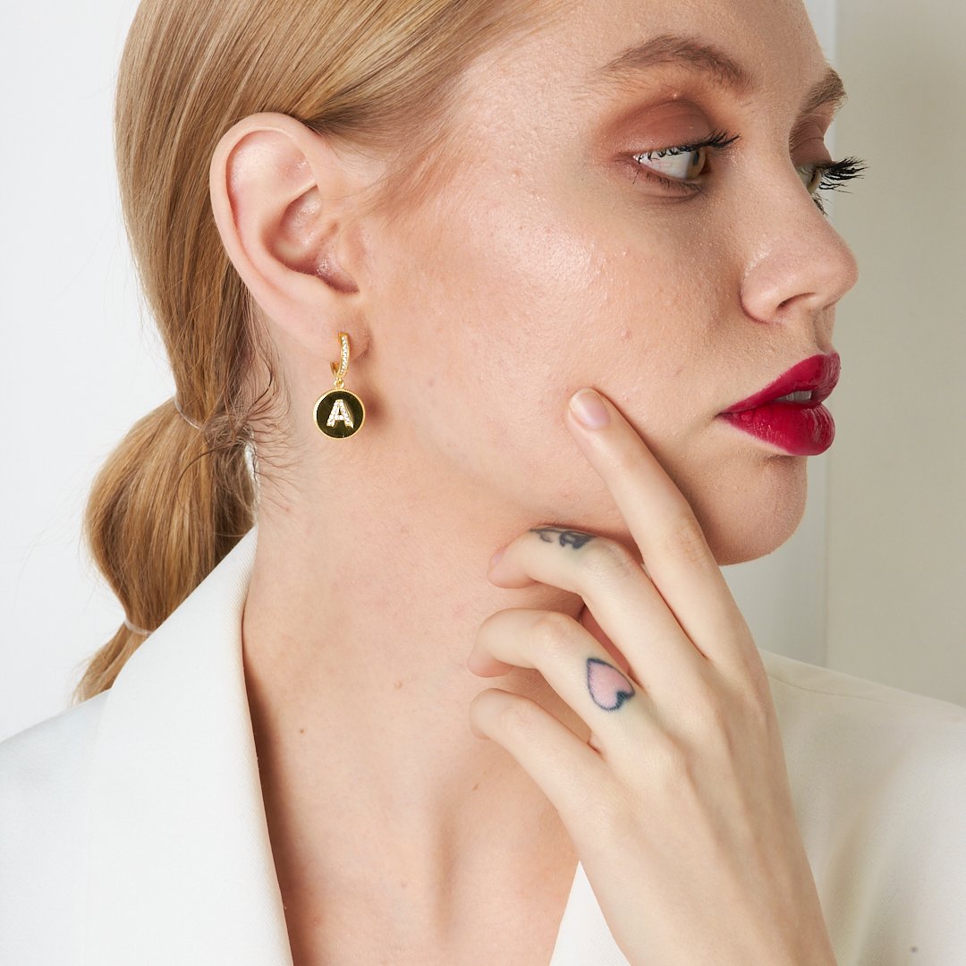 Ohrringe mit steinen und buchstaben