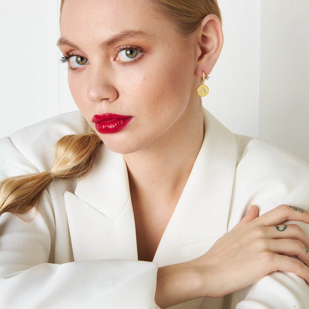 Ohrringe mit steinen und buchstaben