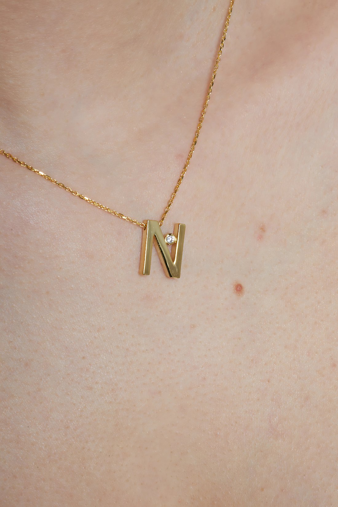 Buchstabenhalskette mit Diamanten