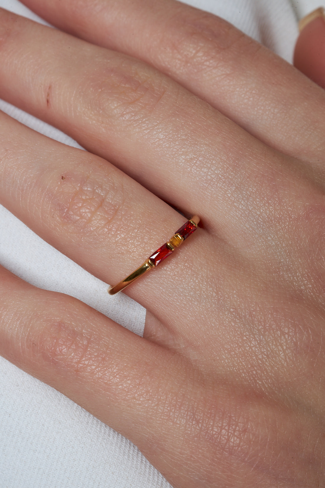 Baguette Ring mit rotem Stein