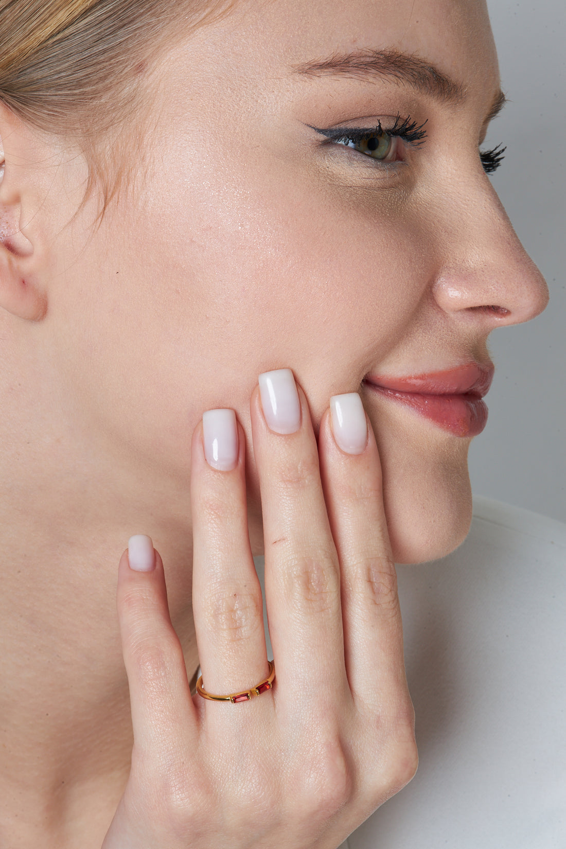Baguette Ring mit rotem Stein
