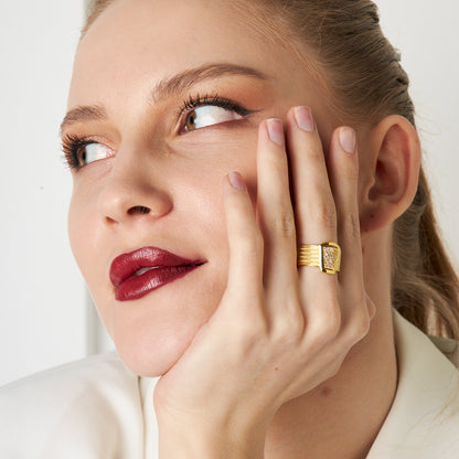 Thick straw ring with stones