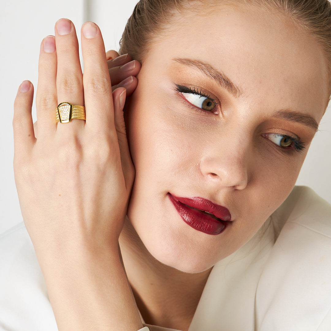 Thick straw ring with stones