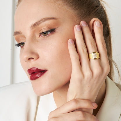 Thick straw ring with stones