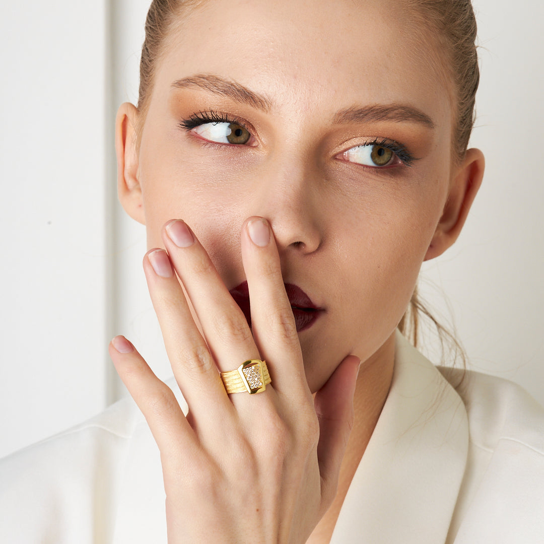 Thick straw ring with stones