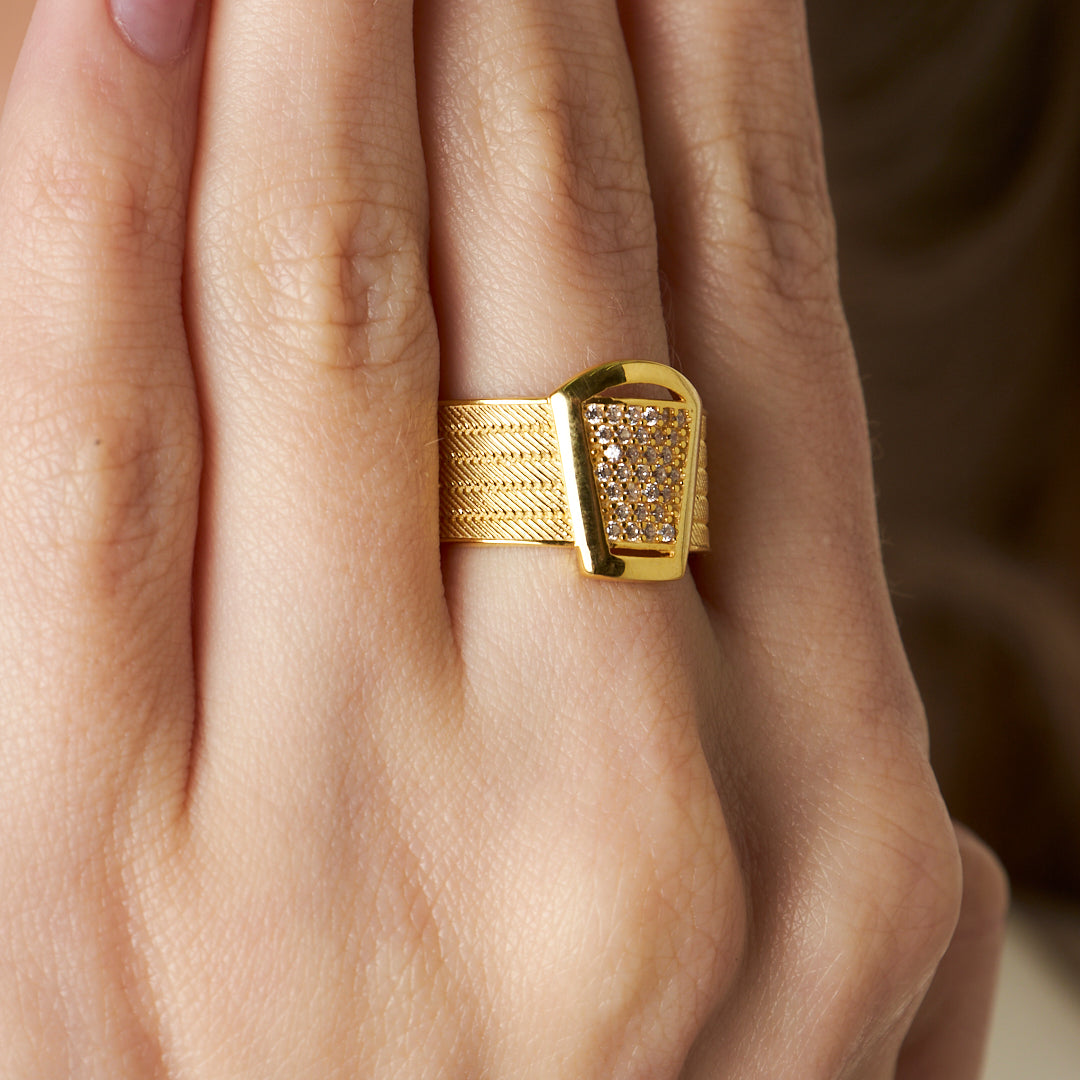 Thick straw ring with stones