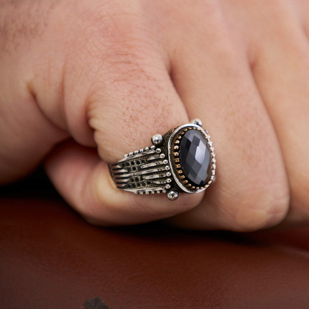 Classic model ring with black stones