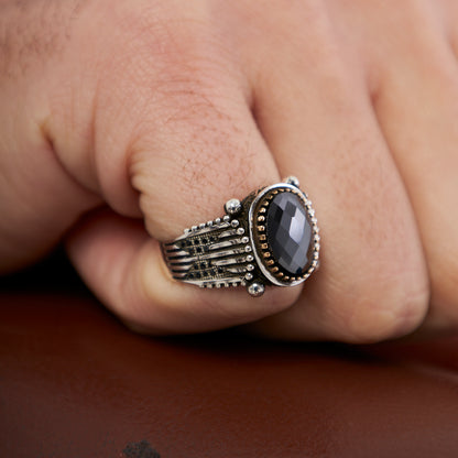 Classic model ring with black stones