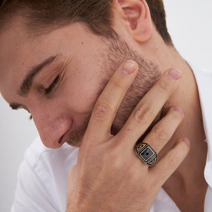 Gebogener Ring mit Gravur aus schwarzem Stein