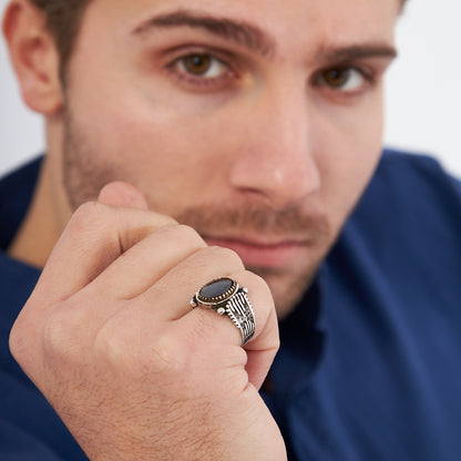 Classic model ring with black stones