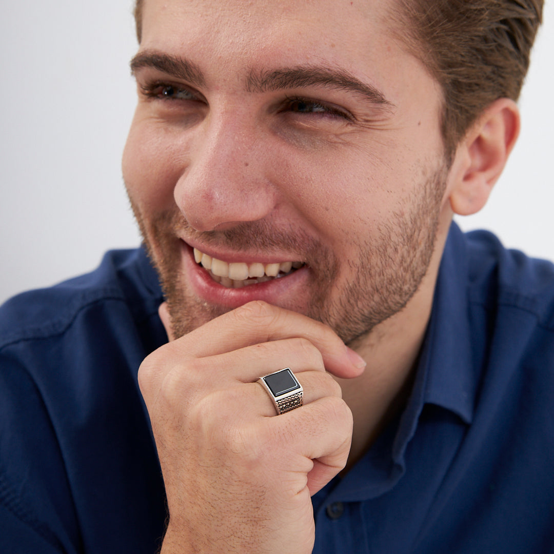 Quadratischer Ring mit schwarzem Stein