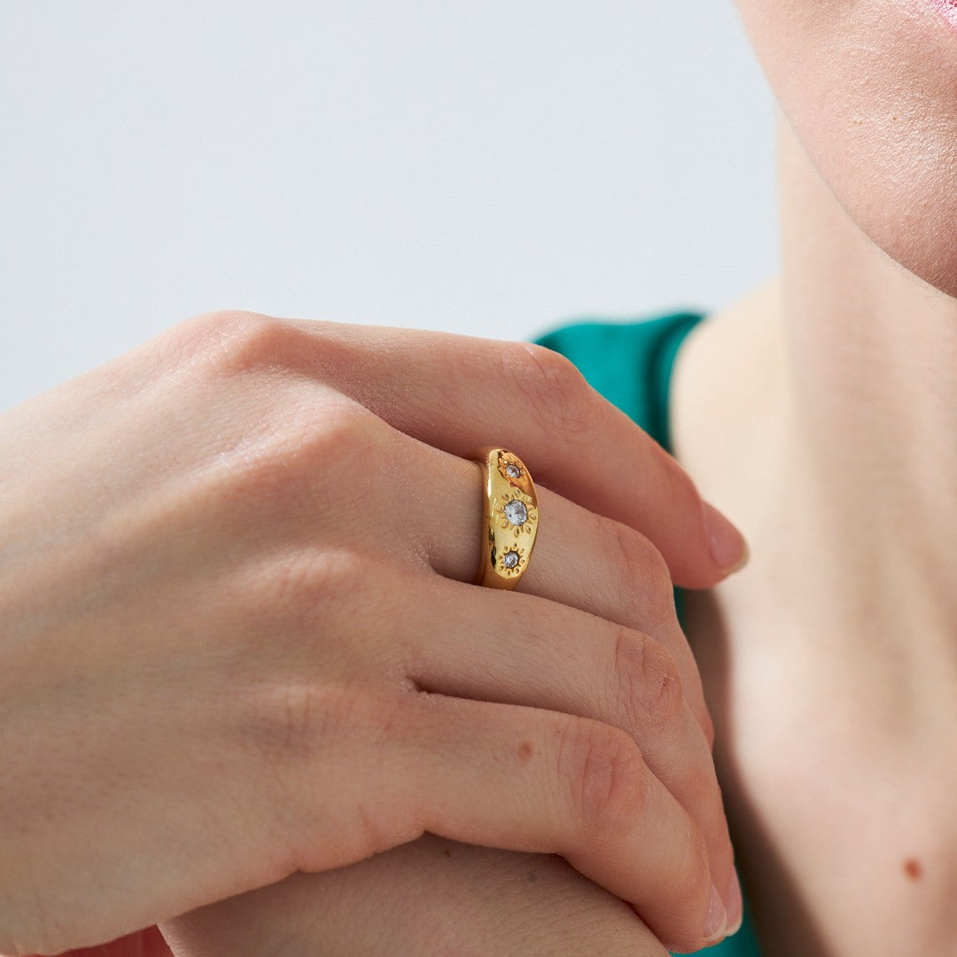 Ring with sun pattern and stones