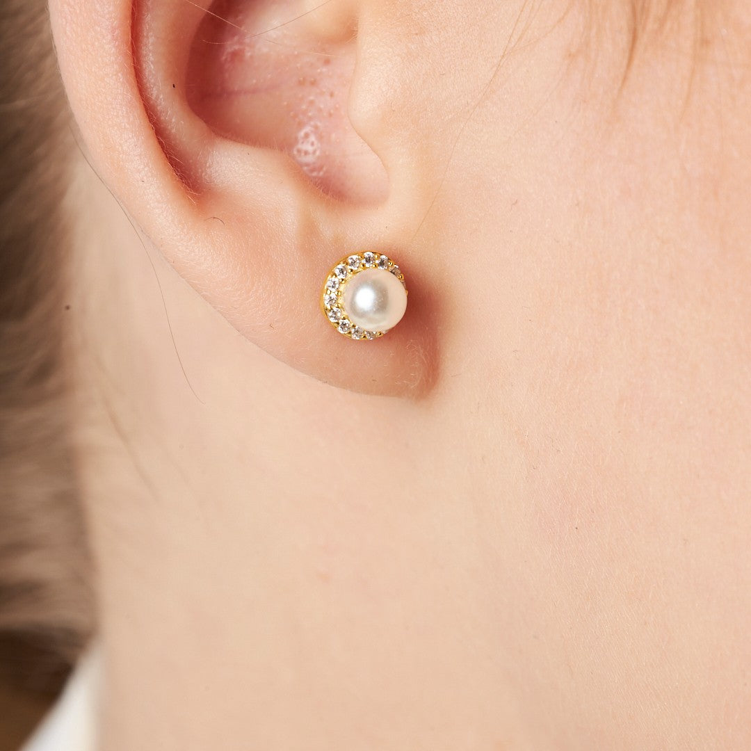 Round pearl earrings with stones