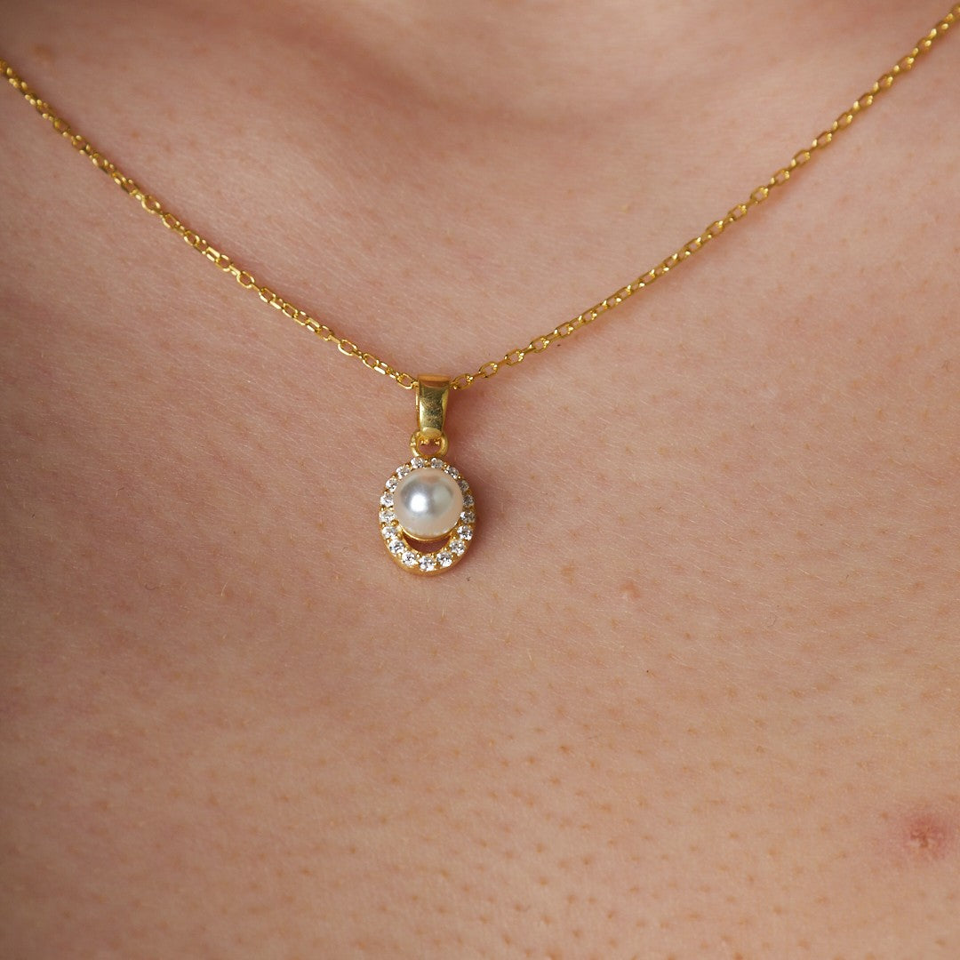 Minimalist necklace with pearl stones