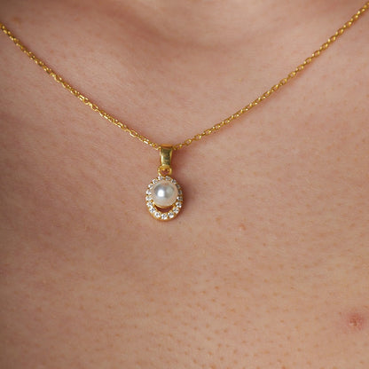 Minimalist necklace with pearl stones