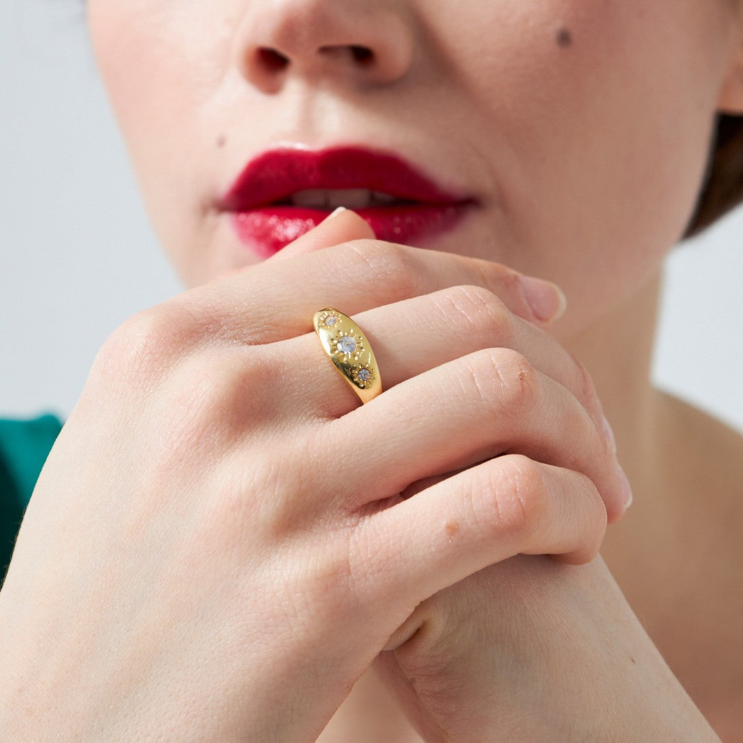 Ring with sun pattern and stones